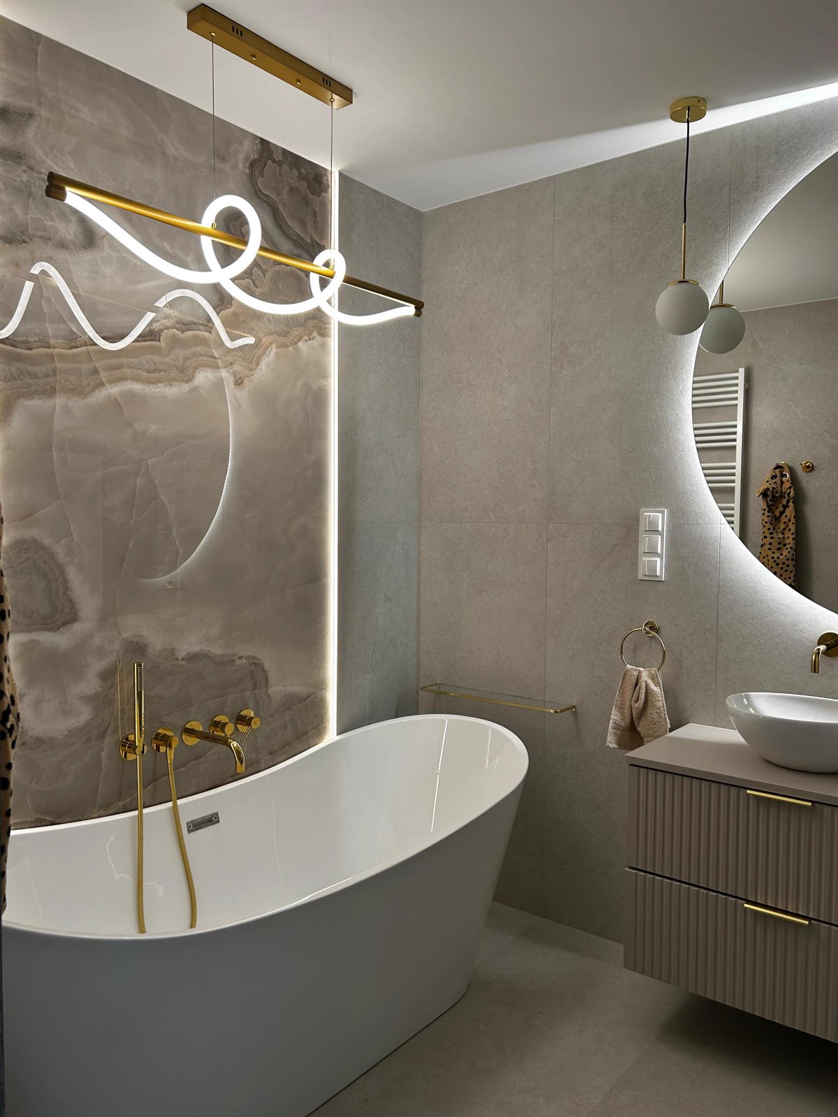 Łazienka z podświetlaną ścianą z onyksu, realizacja WIZJA Interior Design Studio