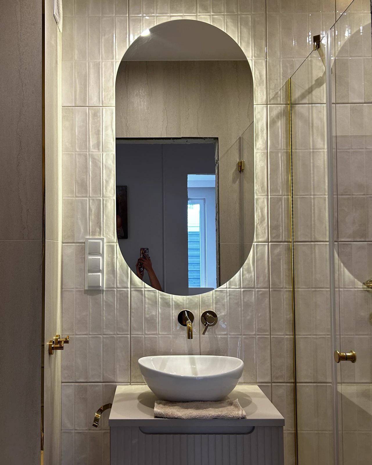 Łazienka w kamieniu i złotej armaturze, realizacja WIZJA Interior Design Studio