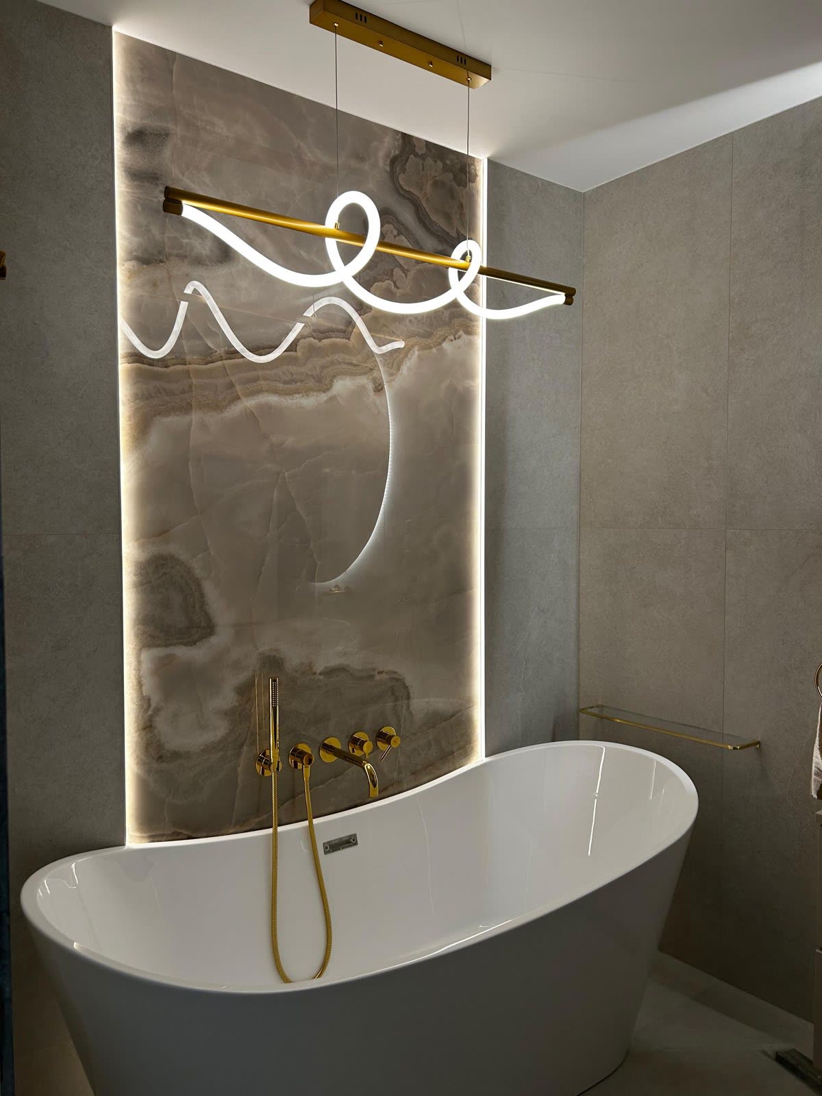 Łazienka z podświetlaną ścianą z onyksu, realizacja WIZJA Interior Design Studio