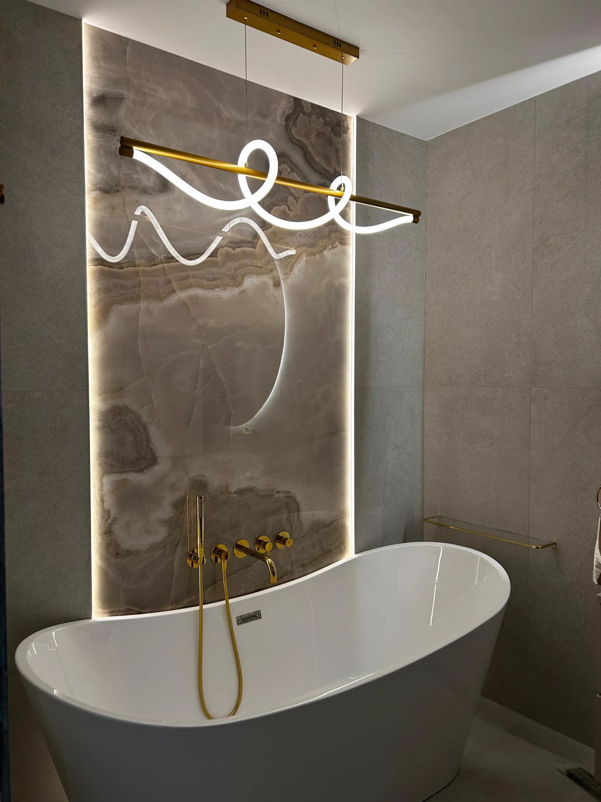 Łazienka z podświetlaną ścianą z onyksu, realizacja WIZJA Interior Design Studio